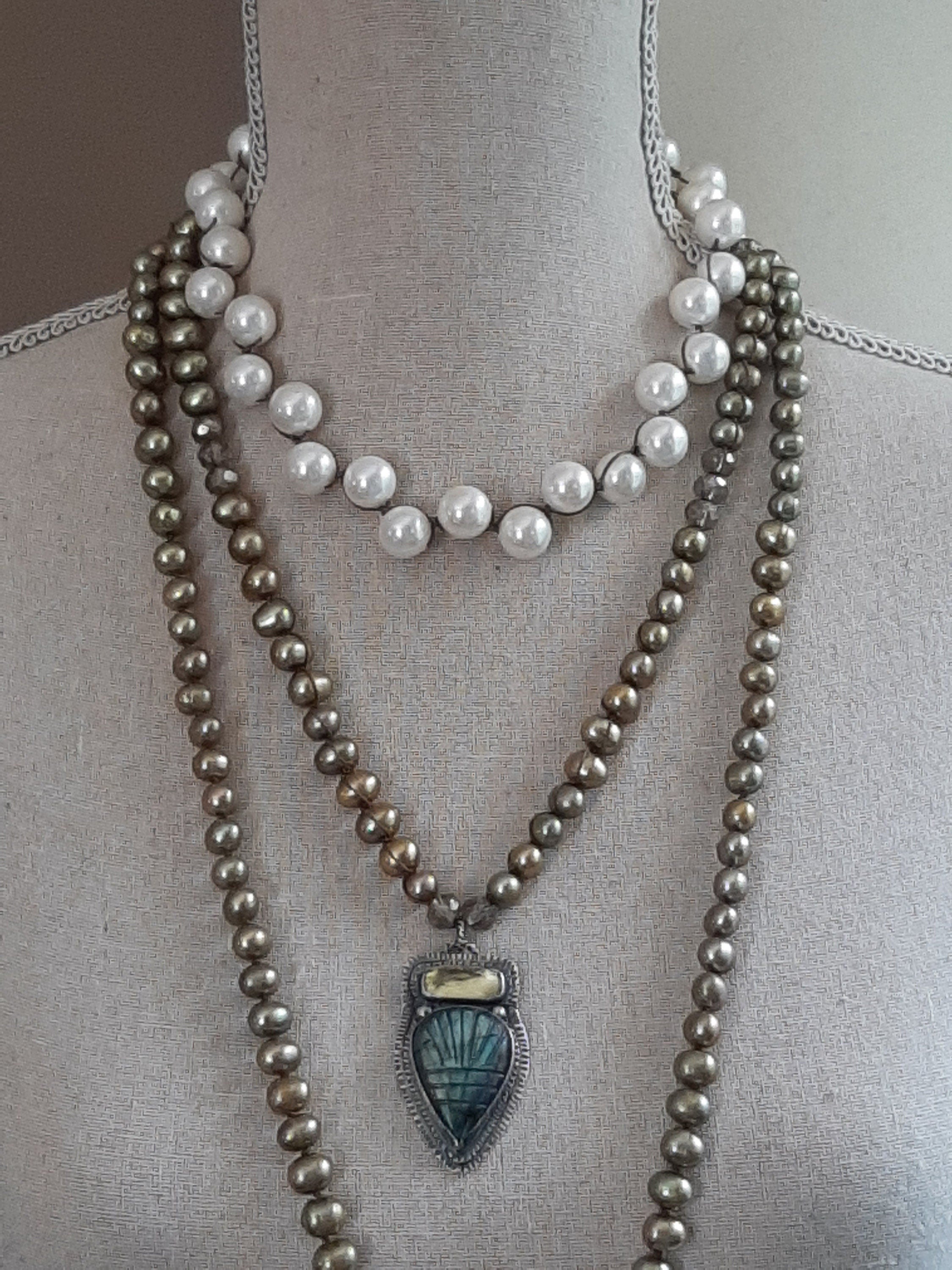 Knotted pearl necklace with white pearls 
